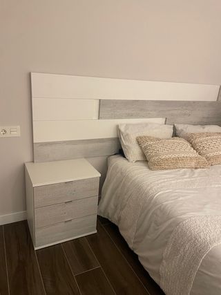 Cabecero y mesillas de noche a juego