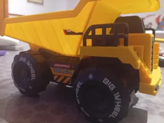 Camión volquete de juguete amarillo