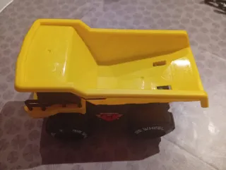 Camión volquete de juguete amarillo