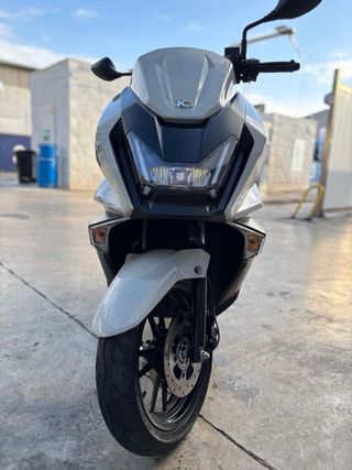 Moto Kymco 2025 gris y Negra