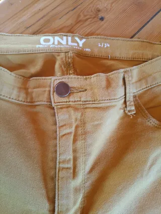 Pantalón vaquero ONLY color mostaza