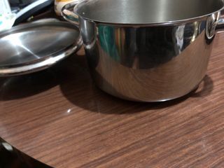 Olla de metal plateada