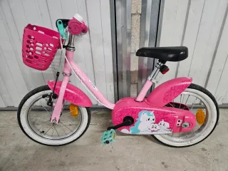 Bicicleta infantil rosa con cesta