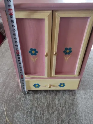 Armario de madera para muñecas pintado a mano