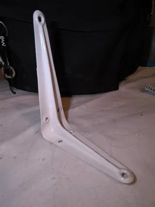 Escuadras metálicas blancas