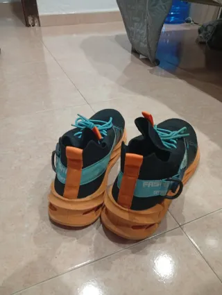 Tenis deportivos negros con suela naranja talla 44