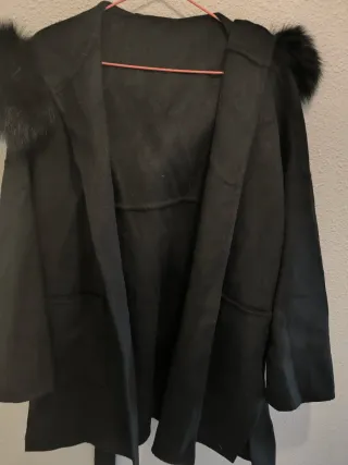 Abrigo negro con capucha y pelo