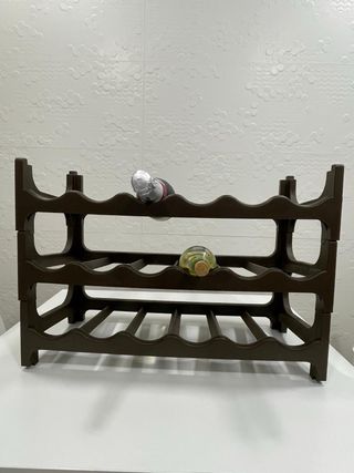 Botellero de madera marrón