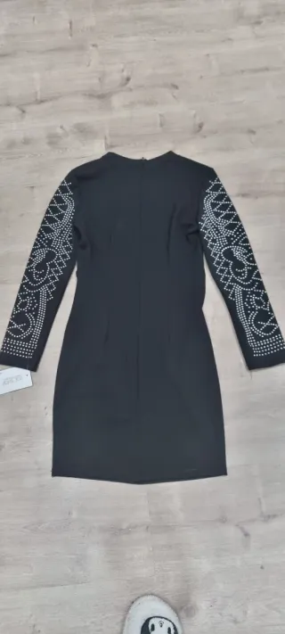 Vestido negro con pedrería