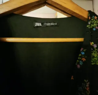 Vestido negro Zara flores