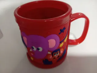 Taza infantil de plástico roja