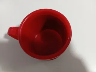 Taza infantil de plástico roja