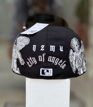 Gorra LA Negra con Detalles Blancos