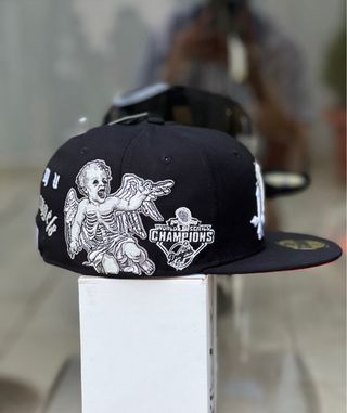 Gorra LA Negra con Detalles Blancos