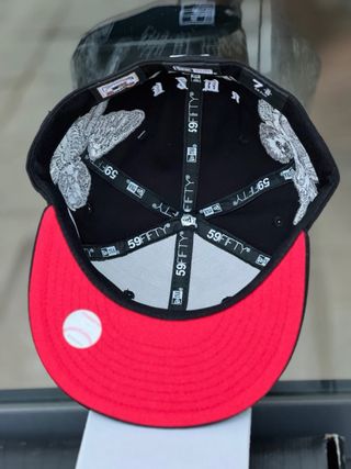 Gorra LA Negra con Detalles Blancos