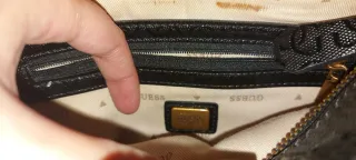 Bolso Guess Negro y Dorado