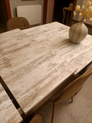 Mesa de comedor de mármol y madera