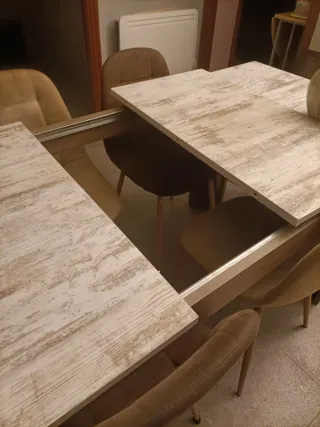 Mesa de comedor de mármol y madera