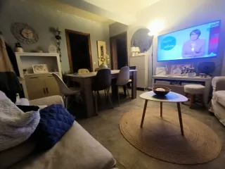 Mesa de comedor de mármol y madera