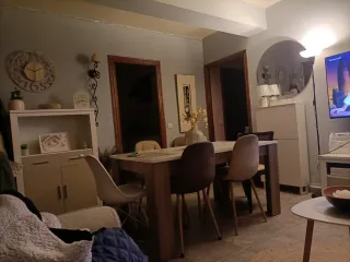 Mesa de comedor de mármol y madera