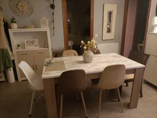 Mesa de comedor de mármol y madera