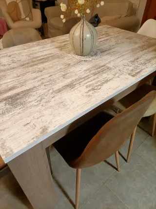 Mesa de comedor de mármol y madera