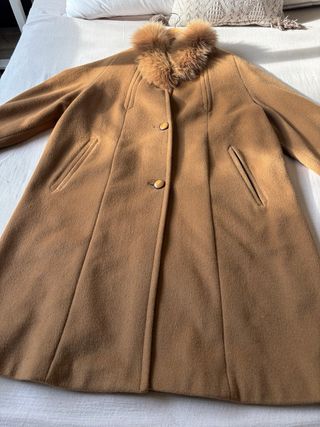 Abrigo largo marrón con cuello de pelo