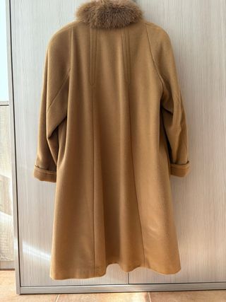 Abrigo largo marrón con cuello de pelo