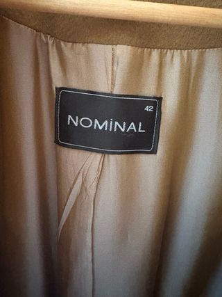 Abrigo largo marrón con cuello de pelo