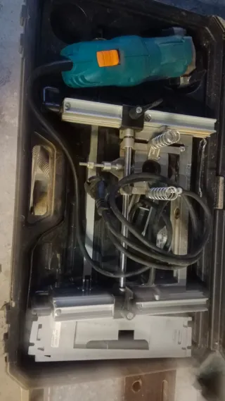 Fresadora Makita FR129N