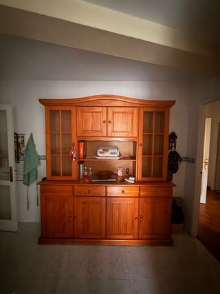 Mueble rústico de madera y cristal