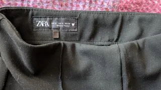 Pantalón negro con ralla