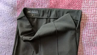 Pantalón negro con ralla