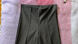 Pantalón negro con ralla