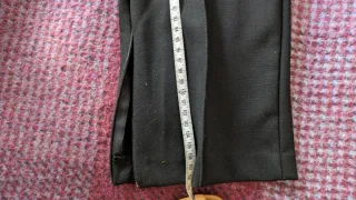 Pantalón negro con ralla