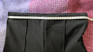 Pantalón negro con ralla