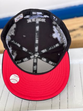 Gorra New Era NY Negra con Diseño Calavera