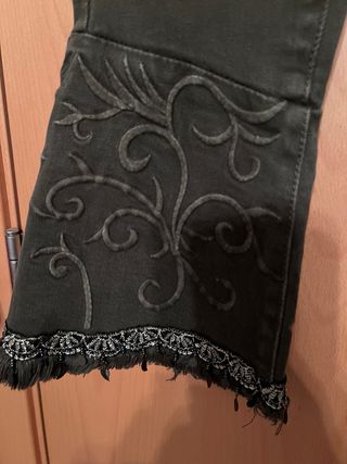 Pantalones Nekane kaki con bordado