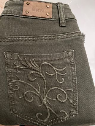 Pantalones Nekane kaki con bordado
