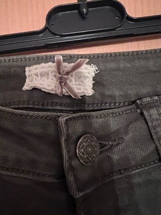 Pantalones Nekane kaki con bordado