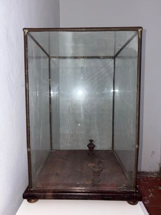 Vitrina antigua cristal y forja imagen religiosa