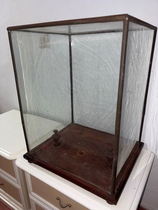 Vitrina antigua cristal y forja imagen religiosa