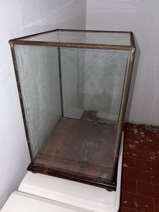 Vitrina antigua cristal y forja imagen religiosa