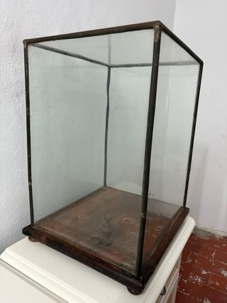 Vitrina antigua cristal y forja imagen religiosa