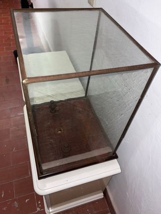 Vitrina antigua cristal y forja imagen religiosa