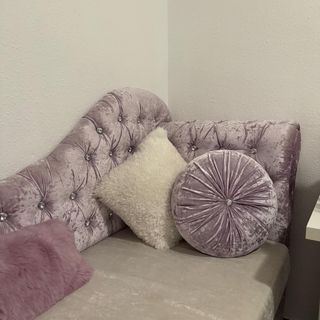 Sofá, estantería, silla y mesitas de noche