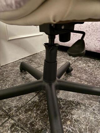 Sofá, estantería, silla y mesitas de noche