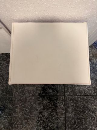 Sofá, estantería, silla y mesitas de noche