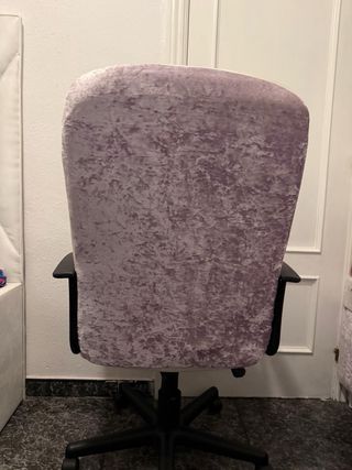 Sofá, estantería, silla y mesitas de noche