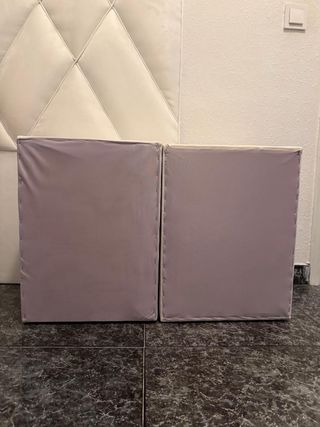 Sofá, estantería, silla y mesitas de noche